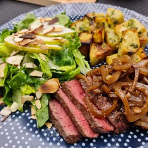 CARNE ENCEBOLLADA CON PAPAS AL PESTO Y ENSALADA DE PERA