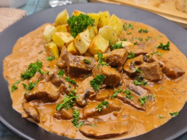 LOMO STROGONOFF CON PAPAS AL HORNO
