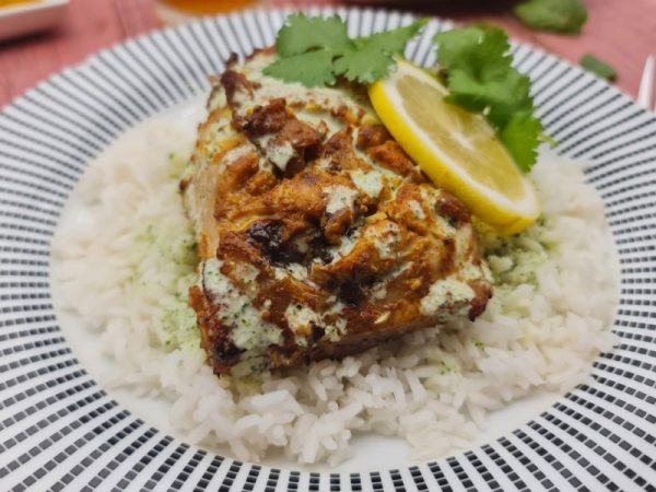 PATA-MUSLO DE POLLO ESTILO INDIO CON SALSA RAITHA Y ARROZ