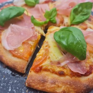 PIZZETAS CON PROSCIUTTO Y ALBAHACA