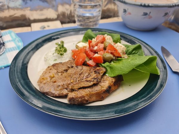 BIFE CON SALSA TZATZIKI Y ENSALADA